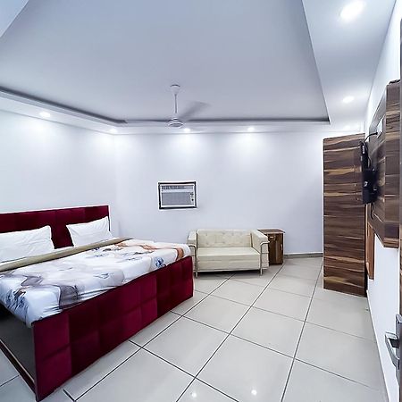 נוידה Hotel Js Garden - Near Jaypee Hospital מראה חיצוני תמונה