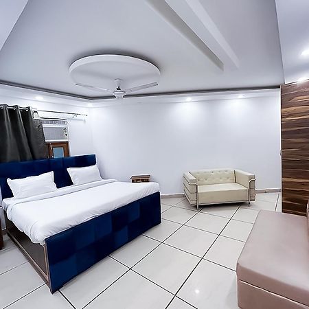 נוידה Hotel Js Garden - Near Jaypee Hospital מראה חיצוני תמונה