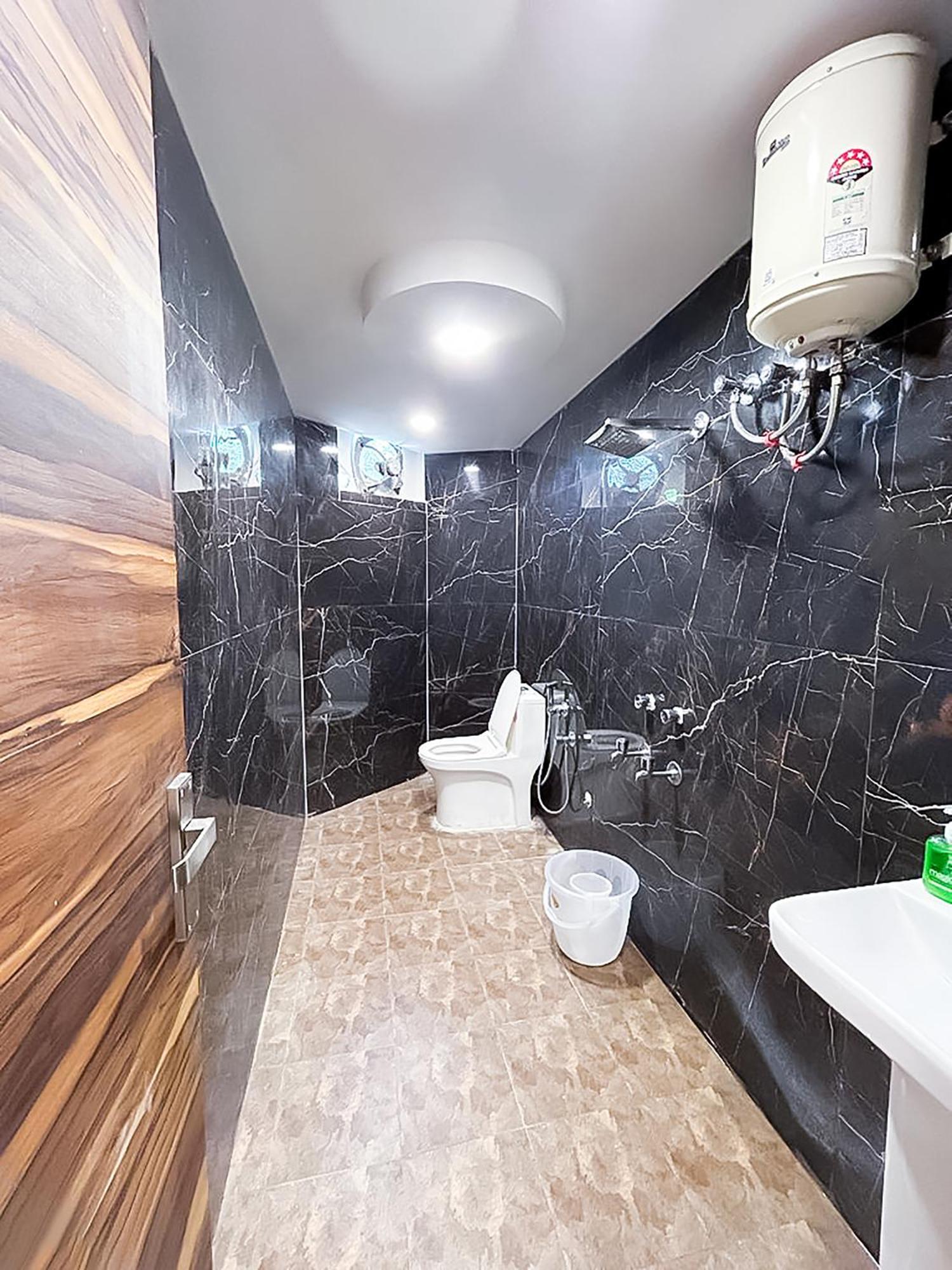נוידה Hotel Js Garden - Near Jaypee Hospital מראה חיצוני תמונה
