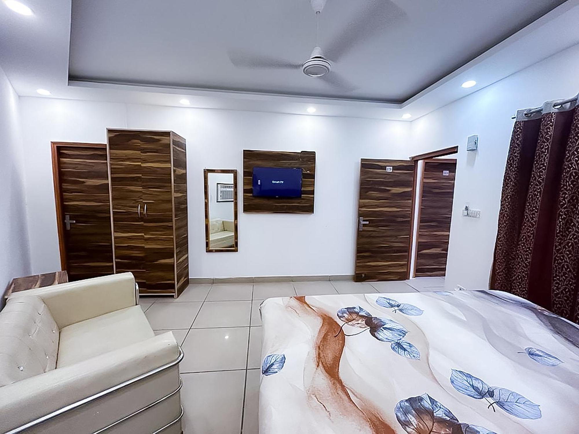 נוידה Hotel Js Garden - Near Jaypee Hospital מראה חיצוני תמונה