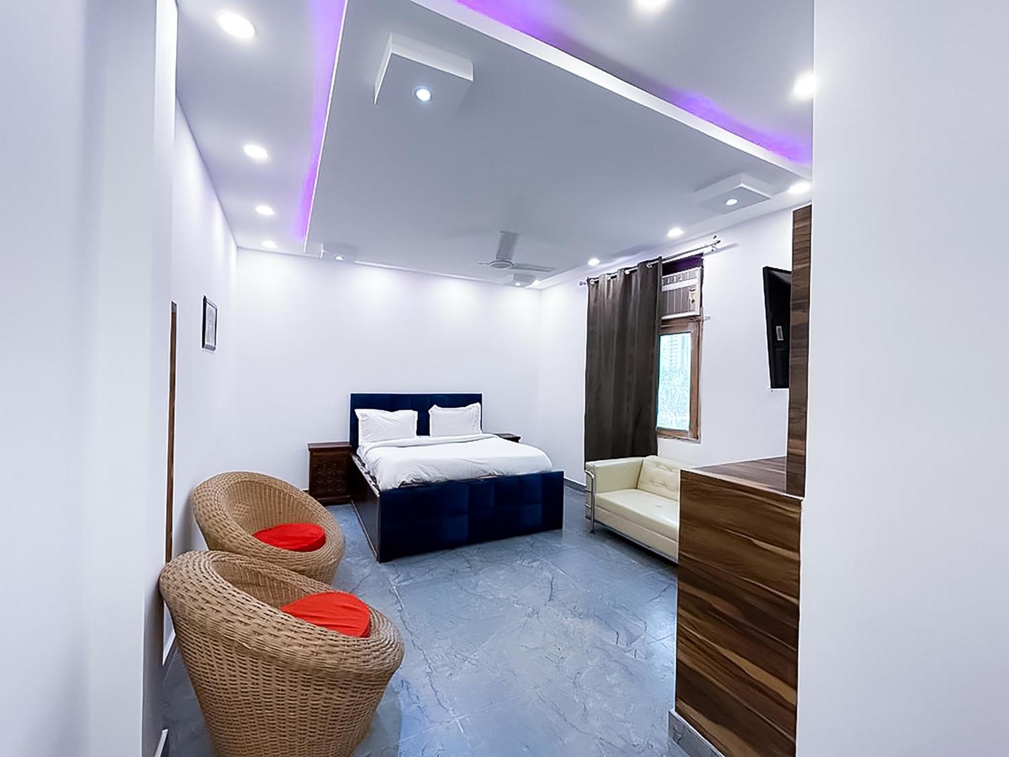 נוידה Hotel Js Garden - Near Jaypee Hospital מראה חיצוני תמונה