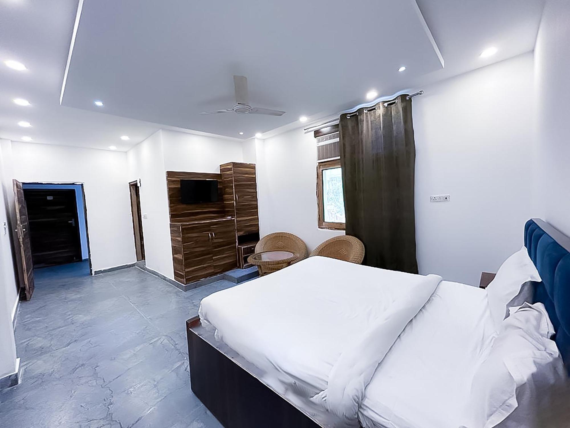 נוידה Hotel Js Garden - Near Jaypee Hospital מראה חיצוני תמונה
