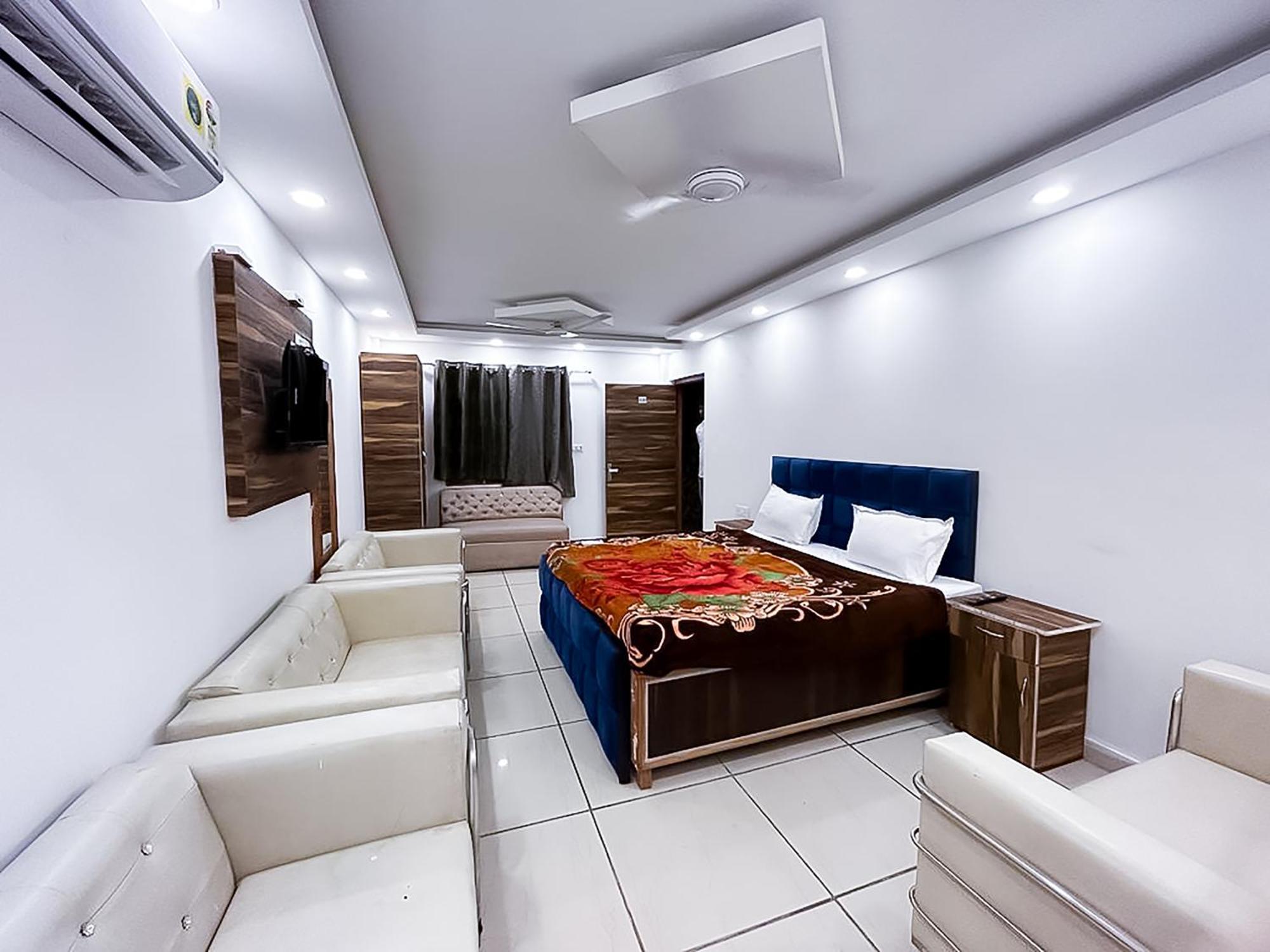 נוידה Hotel Js Garden - Near Jaypee Hospital מראה חיצוני תמונה