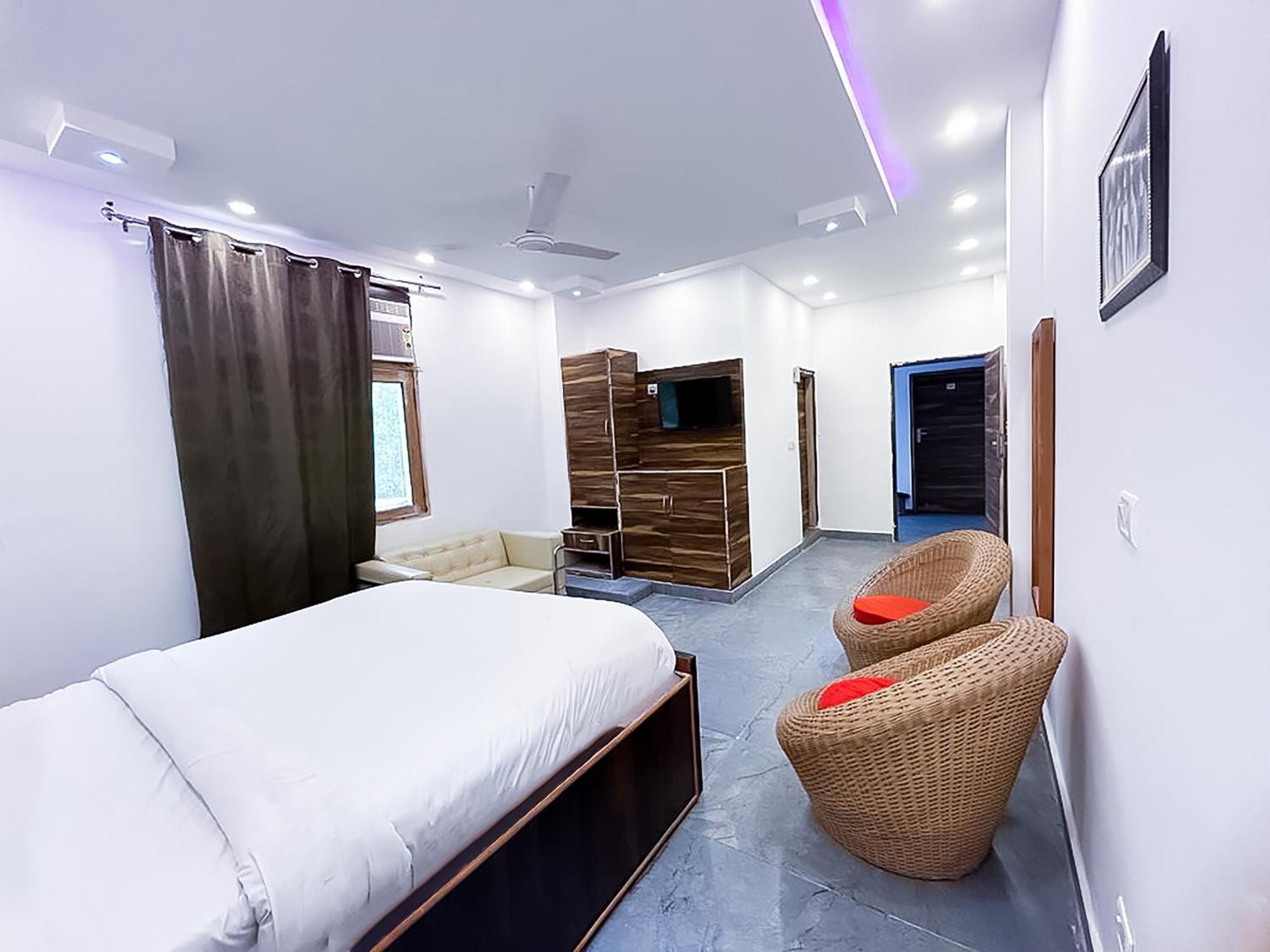 נוידה Hotel Js Garden - Near Jaypee Hospital מראה חיצוני תמונה