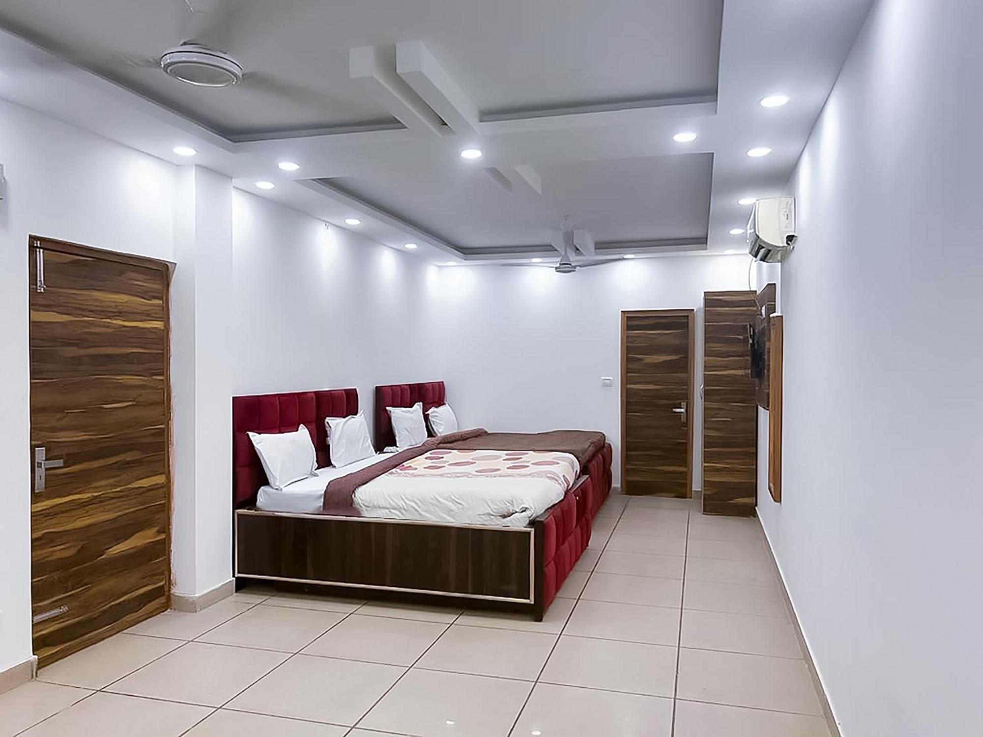 נוידה Hotel Js Garden - Near Jaypee Hospital מראה חיצוני תמונה