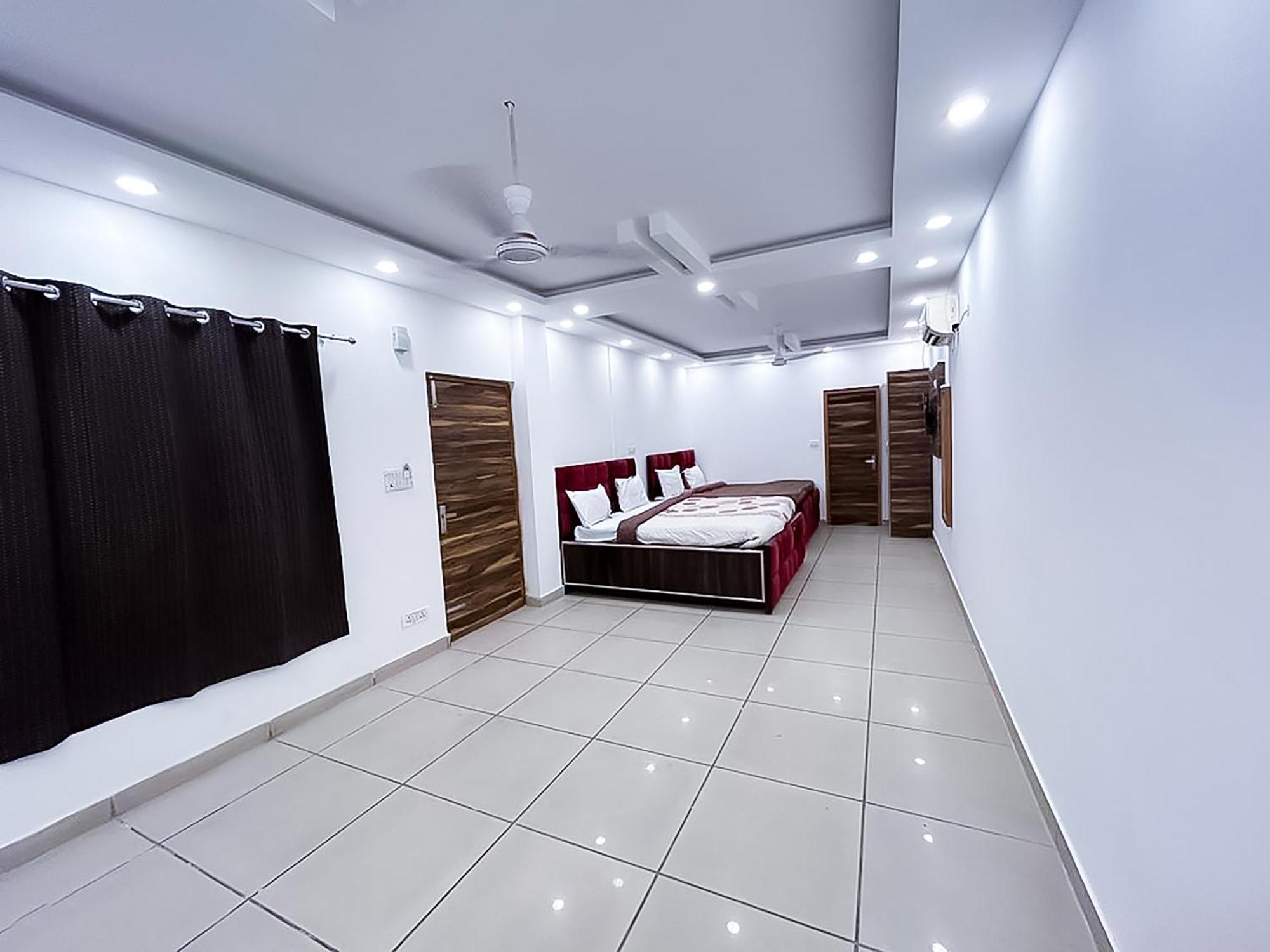 נוידה Hotel Js Garden - Near Jaypee Hospital מראה חיצוני תמונה