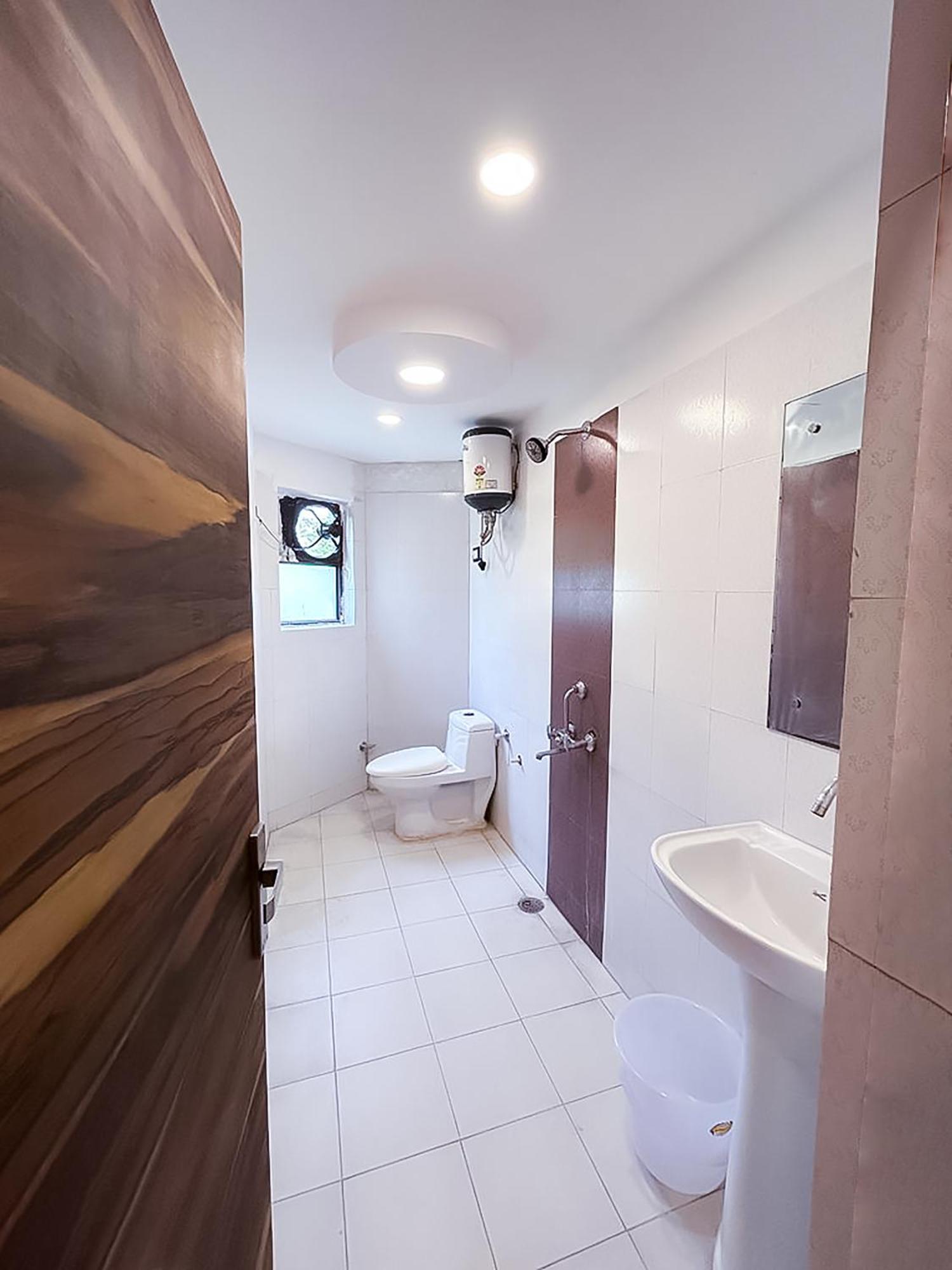 נוידה Hotel Js Garden - Near Jaypee Hospital מראה חיצוני תמונה